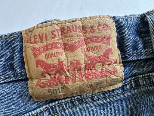 Een label van een Levi's spijkerbroek.